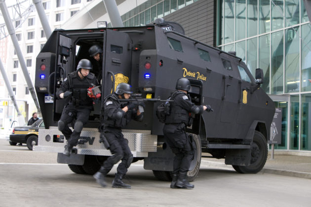 Jednostka SWAT na domowej grze w Wirginii