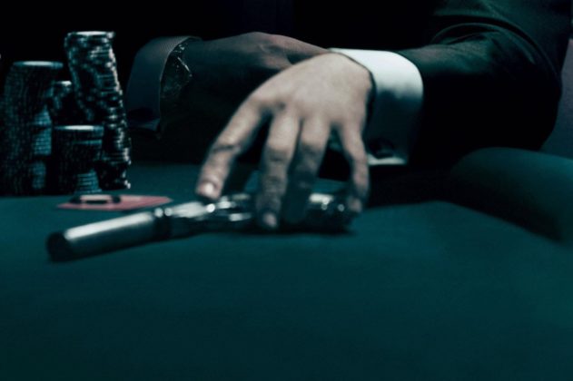 Rabuś próbował okraść uczestników gry pokerowej