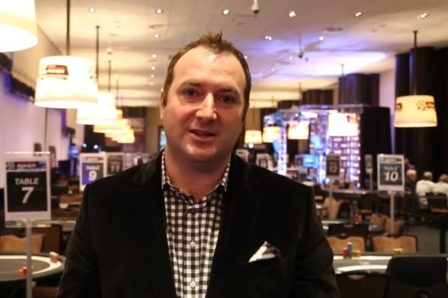 Ty Stewart żartuje na temat kart WSOP od Modiano