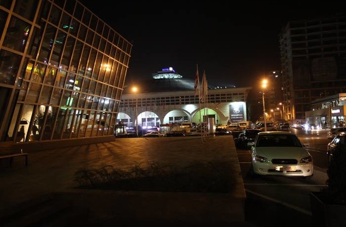 Pałac Sportu o zmroku