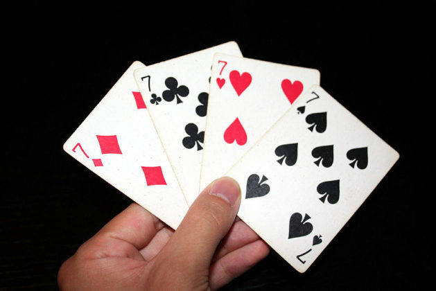 Pokerzysta w Main Evencie WSOP pasuje karetę