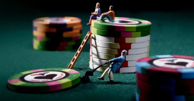 Ryan Fee radzi: ile i dlaczego należy zagrywać na pokerowym stole