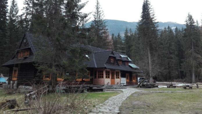Schronisko w Dolinie Roztoki