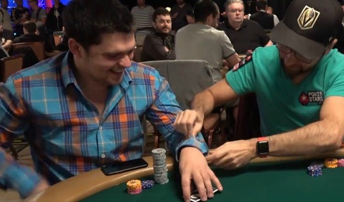 Daniel Negreanu szuka asa w rękawie u swojego przeciwnika