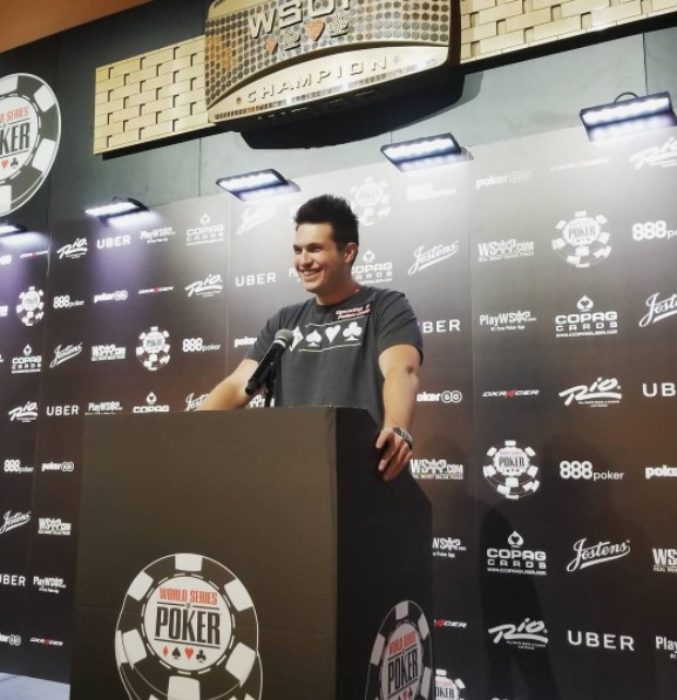 Doug Polk odbiera bransoletkę