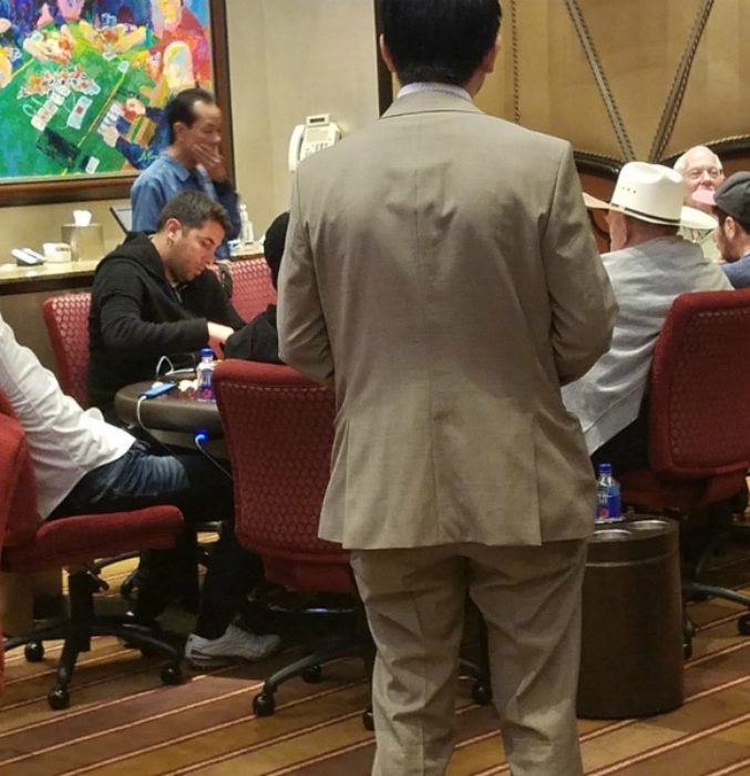 Gra w Bobby’s Room. Na zdjęciu widać m.in. Gusa Hansena i Doyla Brunsona