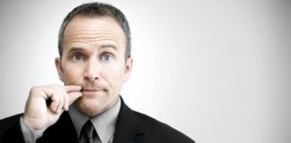 Dlaczego lepiej trzymać gębę na kłódkę przy pokerowym stole?