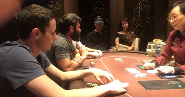 Tom Dwan nie opuścił Vegas i obecnie gra z Danem Bilzerianem