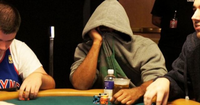 Czym są fałszywe telle przy pokerowym stole i jak je stosować?