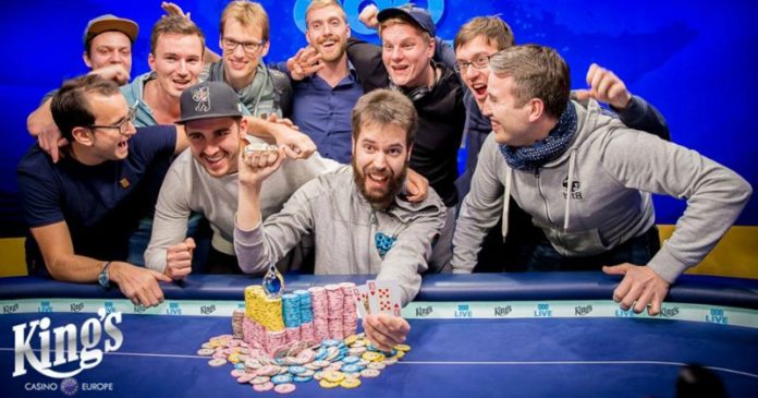 Dominik Nitsche świętujący z innymi niemieckimi pokerzystami Dominik Nitsche - One Drop