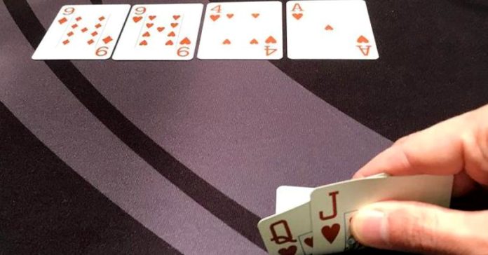 Jonathan Little o grze na sparowanym boardzie