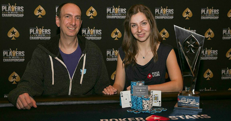 Erik Seidel i Maria Konnikova pozują po zwycięstwie pokerzystki w $ 1,500 + 150 #4 No Limit Hold'em - PCA National
