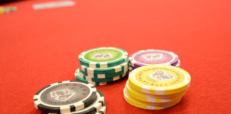 Jak ante wpływają na strategię w turnieju?