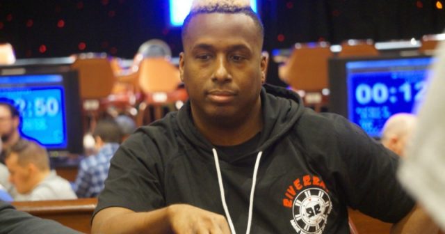 Uczestnik WSOP zdyskwalifikowany za obrażenie Maurice Hawkinsa