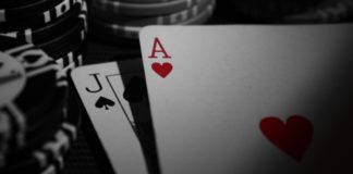 Analiza: Wieloosobowa pula, top para i top kicker na flopie. Rywal gra raise. Co robisz? poker