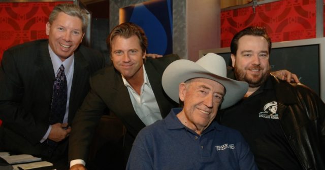 Doyle Brunson pokazuje namacalny dowód swoich dużych wygranych w Bellagio