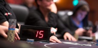Czy należy „brać czas” rywalom w grach cashowych? poker