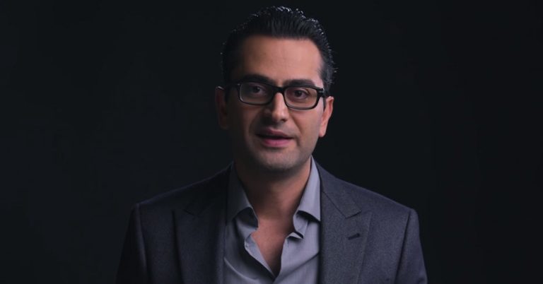 Antonio Esfandiari wygrywa pięściarski pojedynek przeciwko Kevinowi Hartowi!