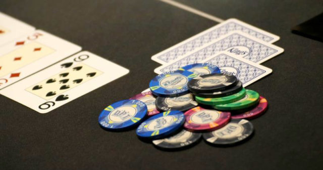 Gracz cashowy w turnieju pokerowym – re-buye, satelity, survivor