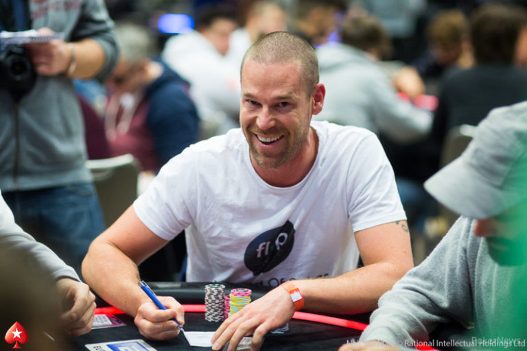 Patrik Antonius i starzy mistrzowie WSOP wysoko po dniu 1B Main Eventu