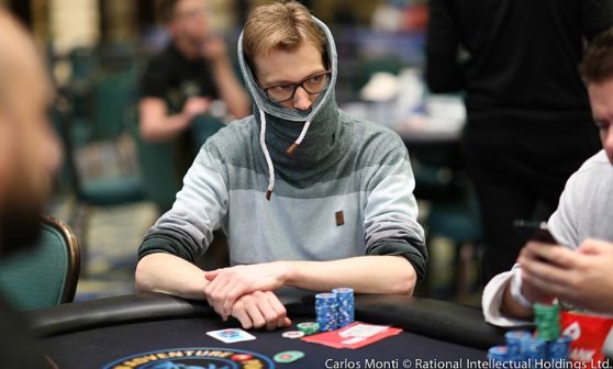 Christoph Vogelsang znowu przesadził z zakrywaniem twarzy? Pokerzyści dyskutują o jego zachowaniu na PCA