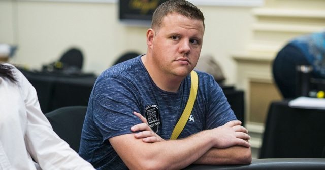 Matt Affleck radzi, co zapakować do plecaka na czas turnieju pokerowego