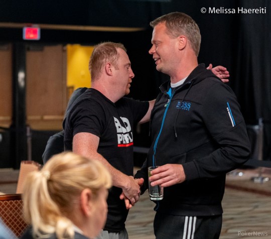 Mike Lancaster i Juha Helppi dziękują sobie za grę ©Melissa Haereiti/WSOP/Pokernews
