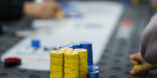 Slow-play czy fast-play? Kiedy warto spowolnić akcję z silnym układem? Slow-play vs. fast-play