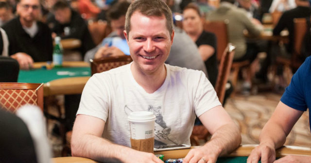 Jonathan Little: Para waletów przeciwko dwóm zagraniom all-in