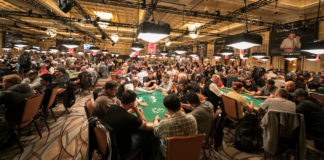 Kluczowe różnice między turniejami na żywo i online Turnieje na żywo i online