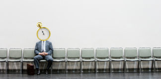 Granie na czekanie. Kiedy ma sens? Kiedy przynosi straty?