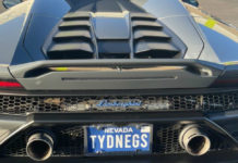 Ryan Fee dziękuje Danielowi Negreanu specjalną tablicą rejestracyjną Ryan Fee - "TYDNEGS"