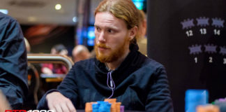 Tom Hall limpuje z parą asów przy stole finałowym (analiza rozdania) Tom Hall