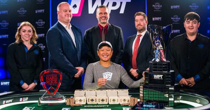 Alexander Yen WPT Lucky Hearts Poker Open win WPT Lucky Hearts Poker Open: Alexander Yen pozuje do zdjęcia z pucharem i z floorami