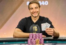 Chance Kornuth wygrywa drugi raz z rzędu! Chance Kornuth pozuje do zdjęcia z ręką (92) po zwycięstwie drugiego eventu Stairway to Millions z rzędu!