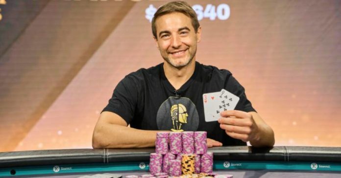 Chance Kornuth pozuje do zdjęcia z ręką (92) po zwycięstwie drugiego eventu Stairway to Millions z rzędu!