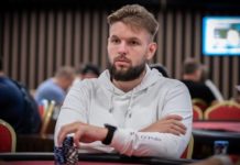 Merit Poker Western: Pięciu Polaków w dniu 2. ME Merit Poker Western: Dawid Smolka siedzący przy stole. Zdjęcie pochodzi z festiwalu Poker Fever