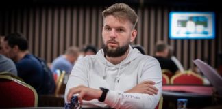 Merit Poker Western: Pięciu Polaków w dniu 2. ME Merit Poker Western: Dawid Smolka siedzący przy stole. Zdjęcie pochodzi z festiwalu Poker Fever