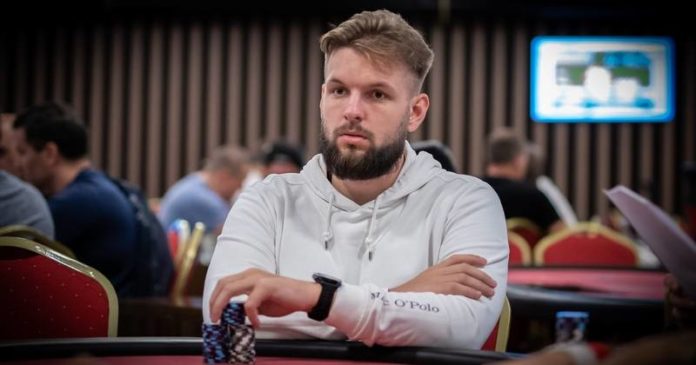 Merit Poker Western: Dawid Smolka siedzący przy stole. Zdjęcie pochodzi z festiwalu Poker Fever