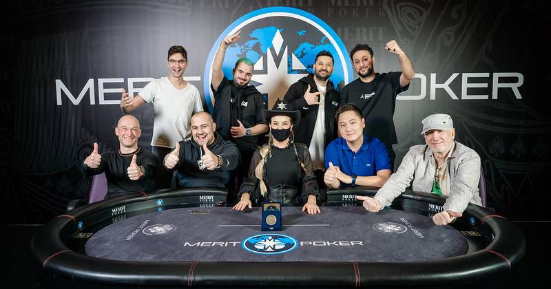 Finaliści eventu HR Merit Poker Western pozują do zdjęcia grupowego (9 osób) przed rozpoczęciem fiinału