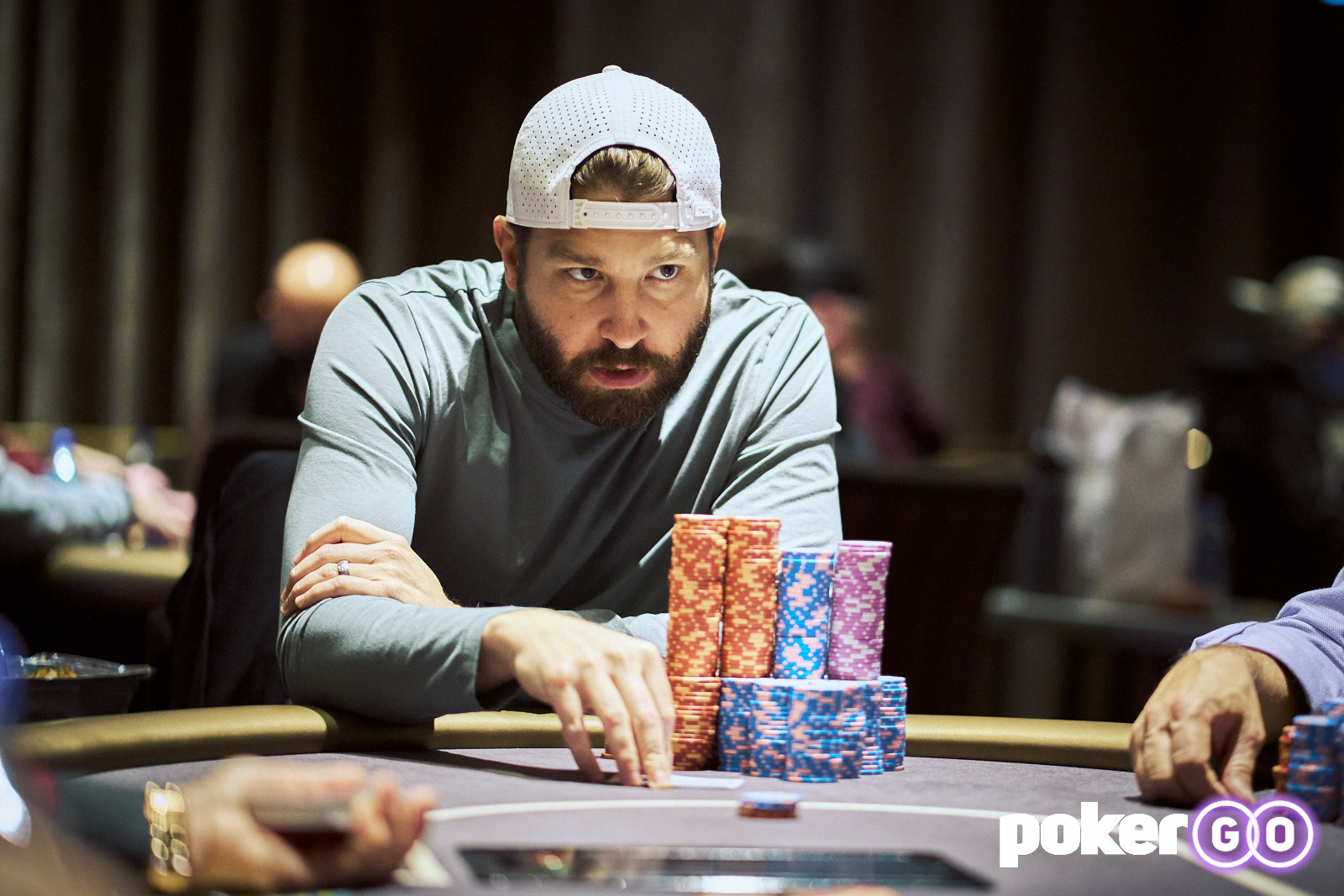 Jeremy Ausmus siedzący przy stole w drugim evencie Stairway to Millions 