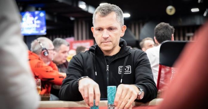Krzysztof Karwański Poker Fever CUP Krzysztof Karwański siedzący przy stole w Mini High Rollerze Poker Fever CUP (styczeń 2022 r.)