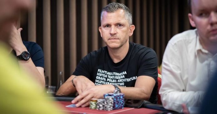 Poker Fever: Krzysztof Karwański przy stole pokerowym