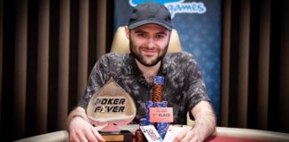 Poker Fever CUP: Zwycięzca turnieju Michał Wargin pozuje z okolicznościowym pucharem