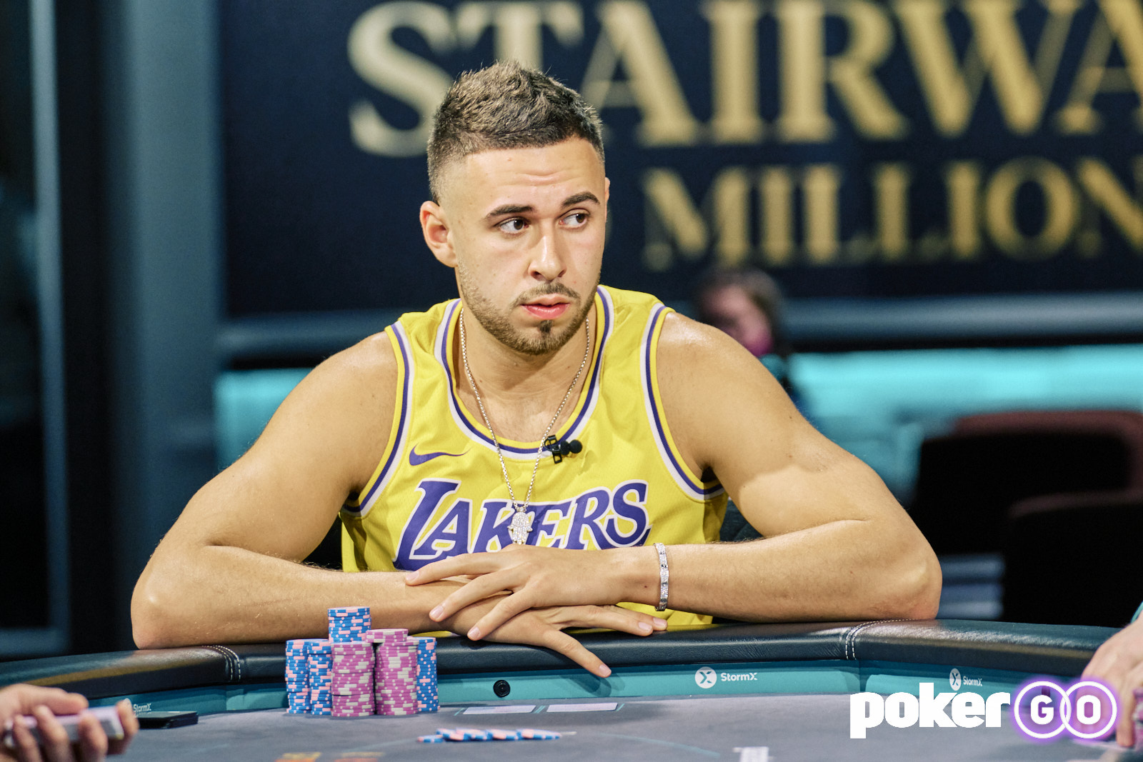 Sean Perry siedzący przy stole w trakcie 8. eventu Stairway to Millons