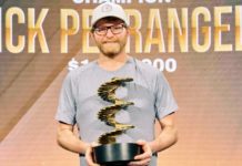 Stairway to Millions: Nick Petrangelo zwycięża drugi raz z rzędu! Stairway to Millions: Nick Petrangelo pozuje z trofeum po zwycięstwie w turnieju 100.000$