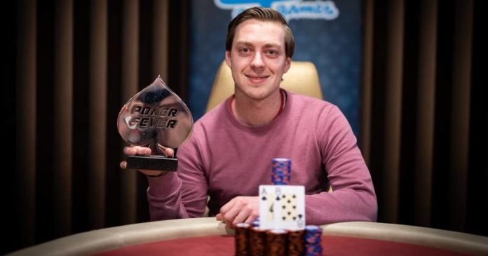 Poker Fever CUP - Jasper Van der Veen pozuje z pucharem po zwycięstwie w ME (luty 2022)