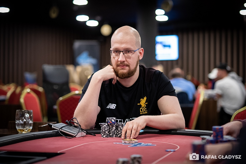 Poker Fever CUP - Łukasz Sadłoń w trakcie dnia finałowego (luty 2022)