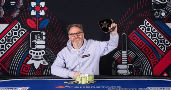 EPT Praga Sam Grafton EPT Praga Sam Grafton pozuje z pucharem po wygranej w High Rollerze