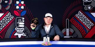 EPT Praga: Sebastian Kotowicz ze statuetką! EPT Praga Sebastian Kotowicz pozuje ze statuetką po zwycięstwie w evencie €550 NLH Hyper Turbo – Freezeout